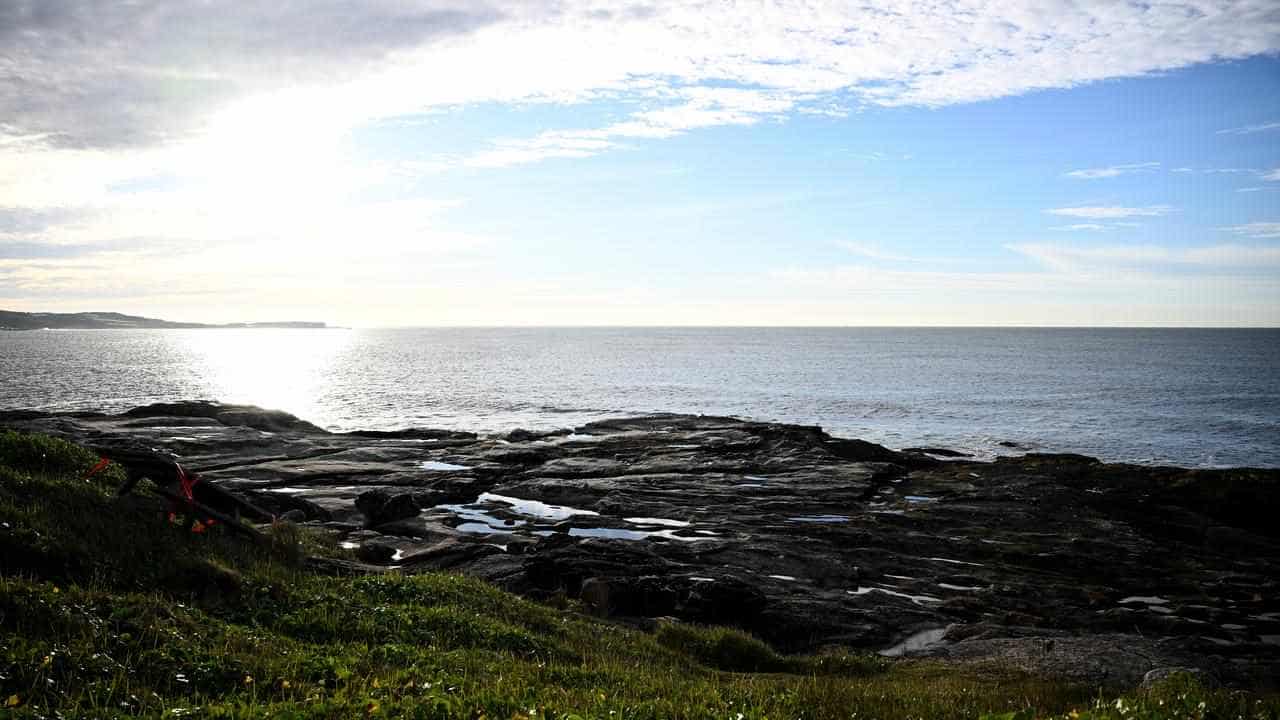 'Freak wave' sweeps picnic-goers off rocks to deaths