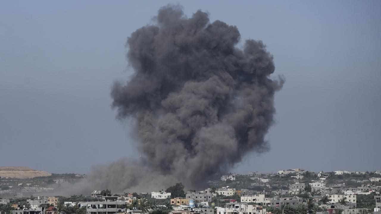 People flee as Israeli tanks push deeper into Rafah