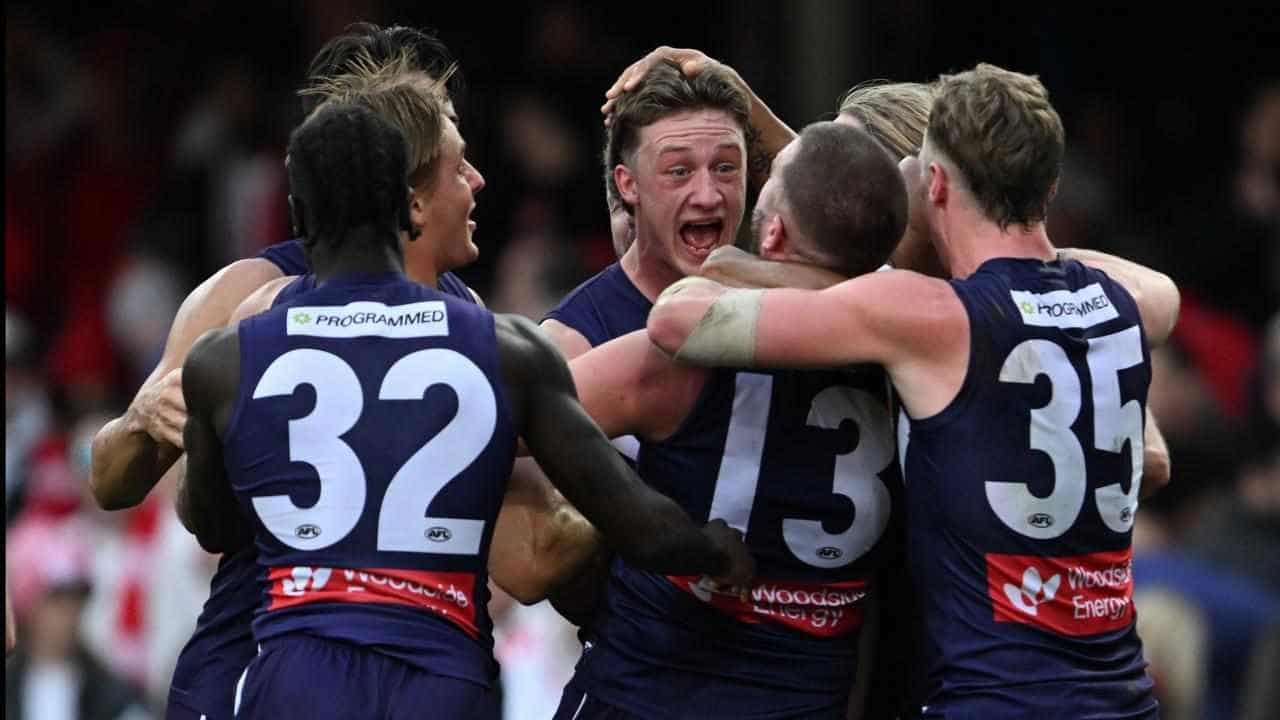 Dockers sink Swans in last-gasp one-point thriller