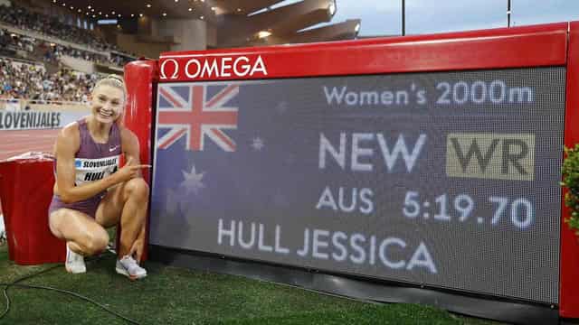 Aussie Jess Hull smashes world 2000m record in Monaco