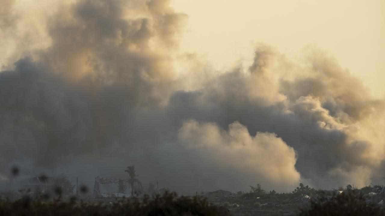 Israel launches new Gaza raids as Netanyahu visits US