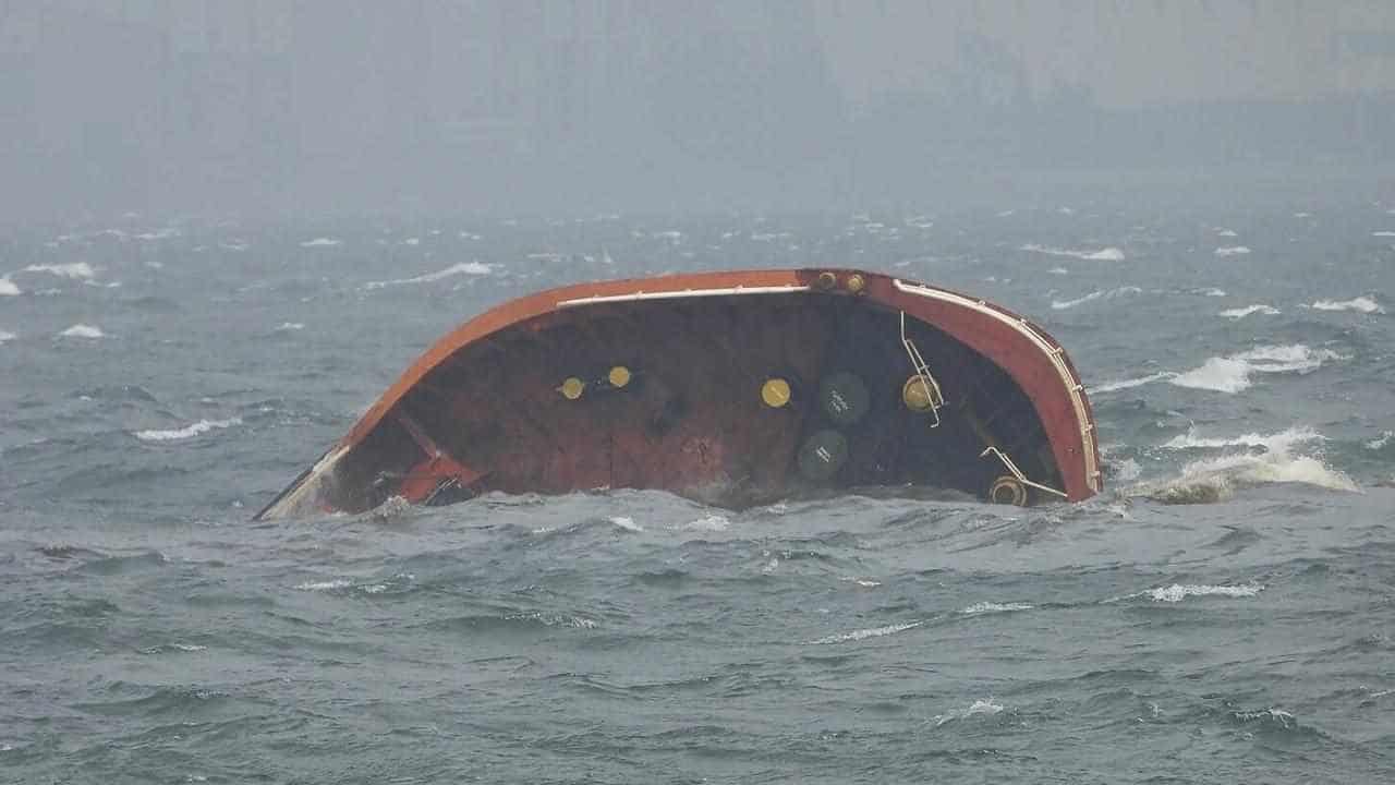 Fears of major spill after Philippine oil tanker sinks