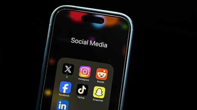 Social media summit to reveal evidence for teen ban bid