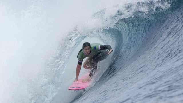 Wright waits as rough swell pushes out surfing