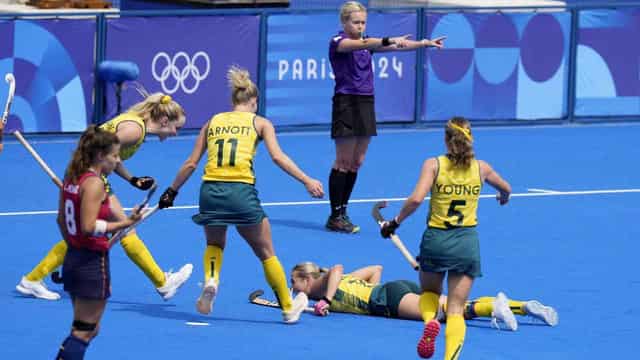 'Heavens open' as Hockeyroos set up China quarter-final