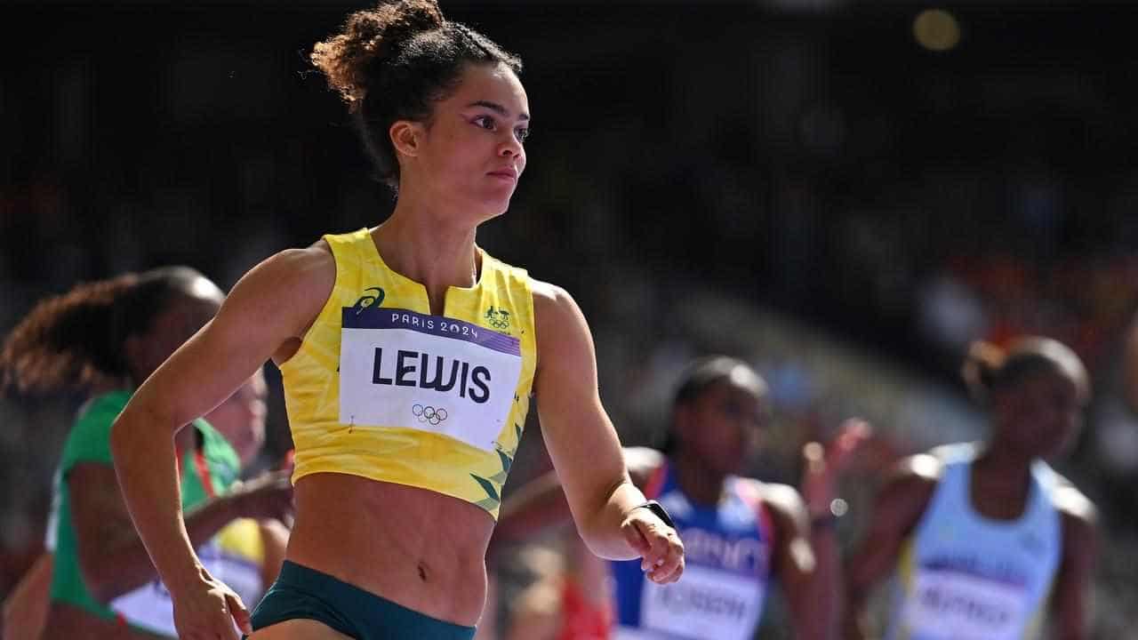 Torrie Lewis runs a PB in the Olympic 200m heats