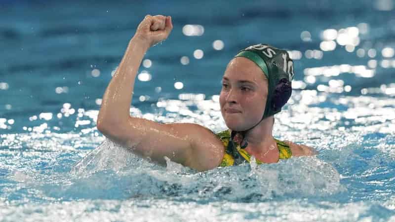 Australia sting Hungary to top water polo group