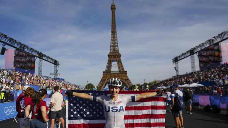 American 'Fox' outsmarts rivals for road race gold