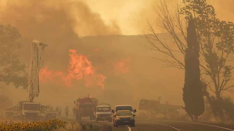 Turkey battles blaze amid fears for Anzac war graves