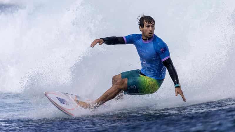 Small surf delays start to Fiji Pro