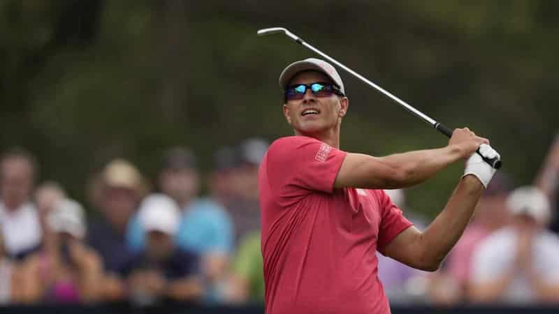 Scott rallies to stay in BMW Championship title hunt