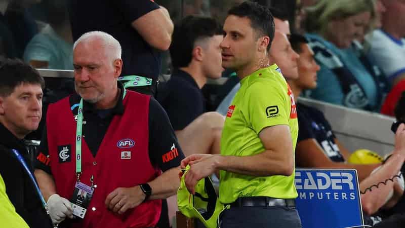 AFL umpire hit by bottle in Blues-Saints clash