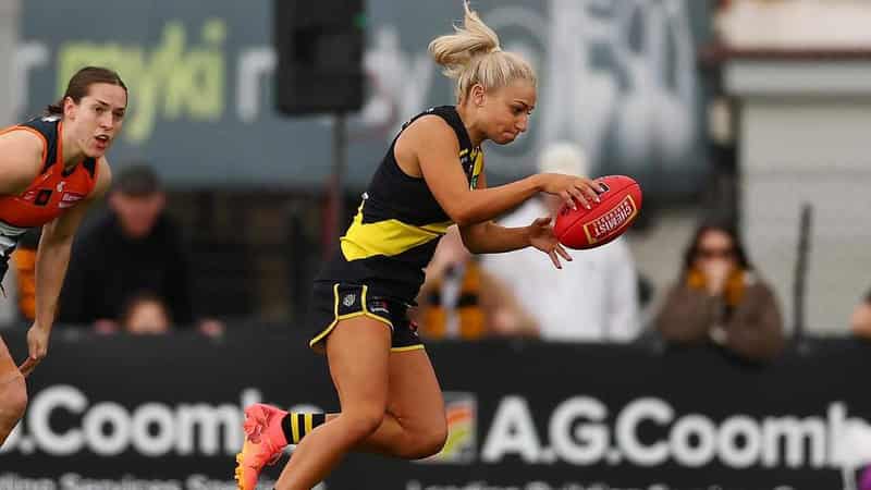 Tigers hold off Giants for first AFLW win of season