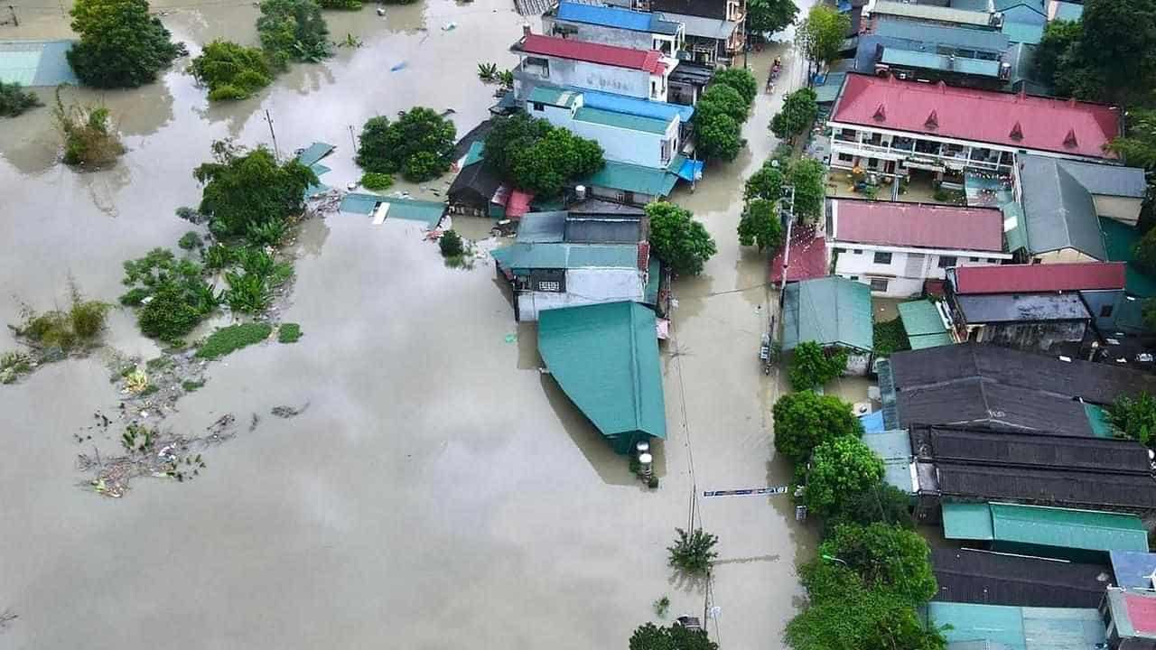 Floods inundate north Vietnam as typhoon toll climbs