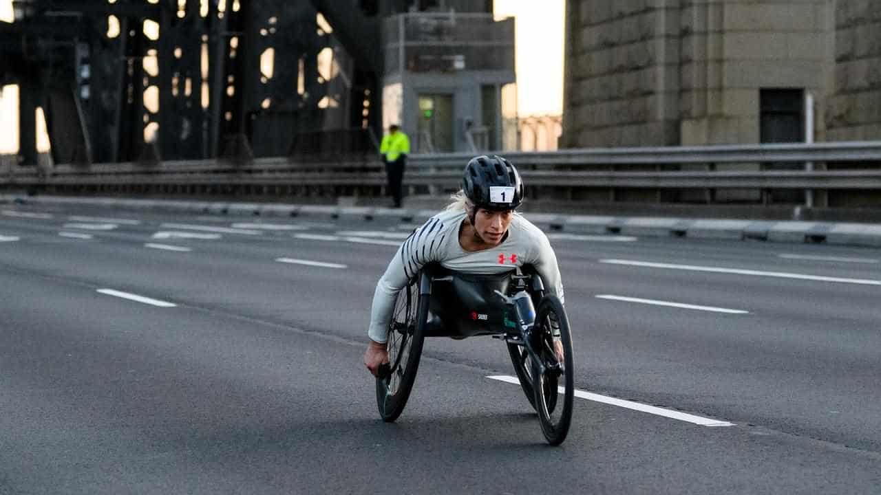 Madison de Rozario salutes in Sydney marathon