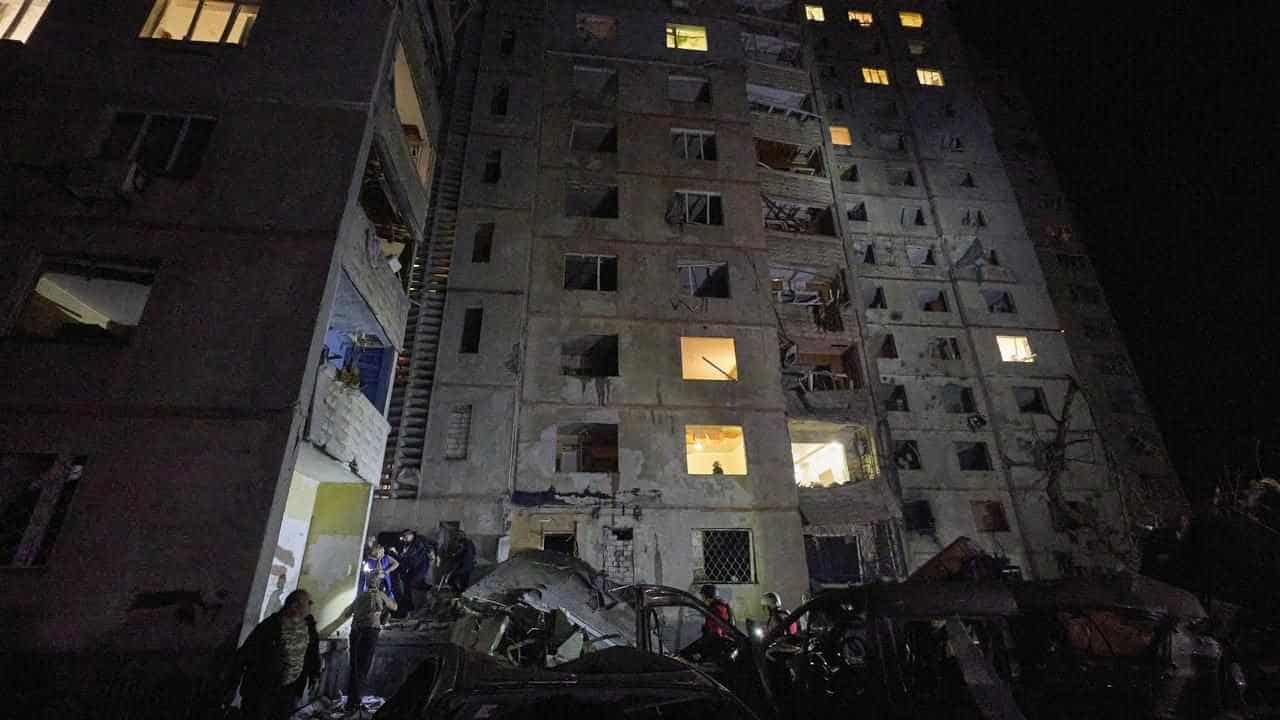 Russia strikes Kharkiv apartments, 21 wounded