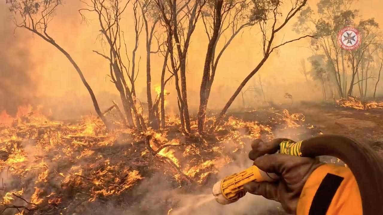 Large, fast-moving bushfire threatens homes, residents