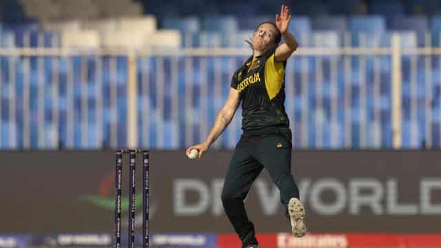 Mooney to the rescue as Australia win World T20 opener