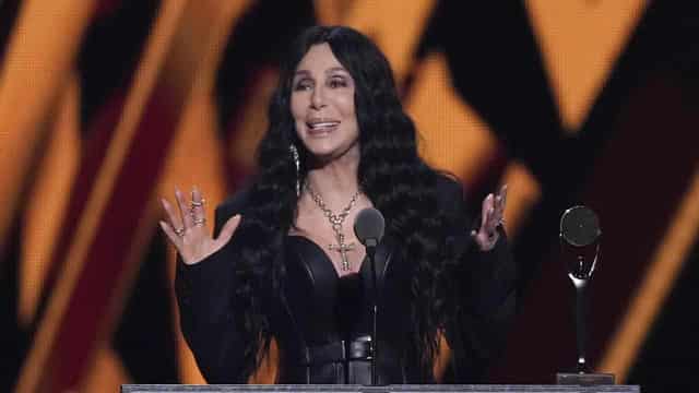 Cher and Dionne Warwick inducted into Hall of Fame