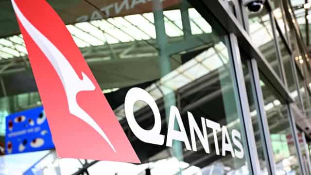 Qantas hands out $1000 bonuses to 27,000 workers