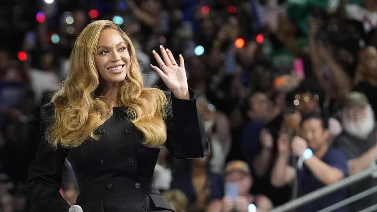 Beyoncé fires up Harris rally, Trump hours late for his