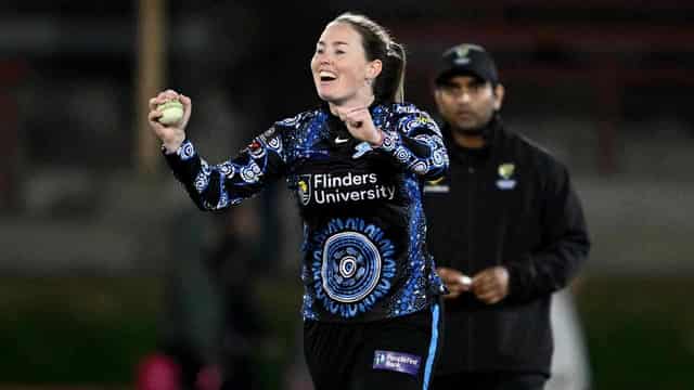 Adelaide Strikers shade Sixers for first WBBL victory