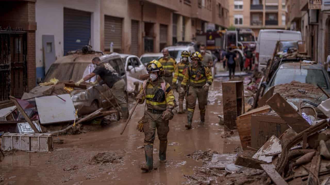 More troops head to Spain flood zone as anger mounts