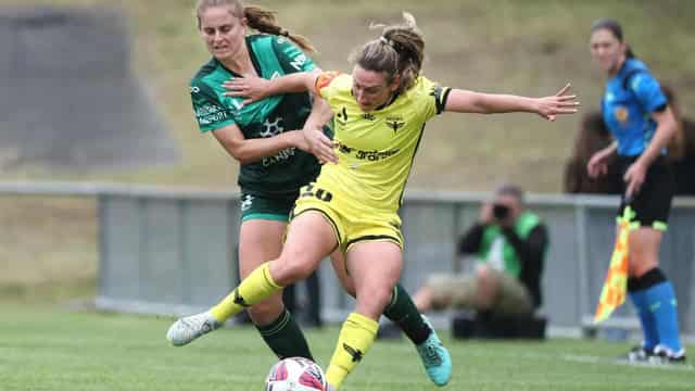 Dog invades pitch as Canberra beat 'Nix, Reds down WSW