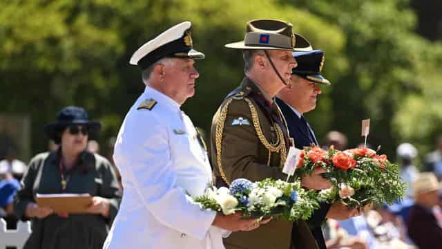 Thousands mark Remembrance Day with minute's silence