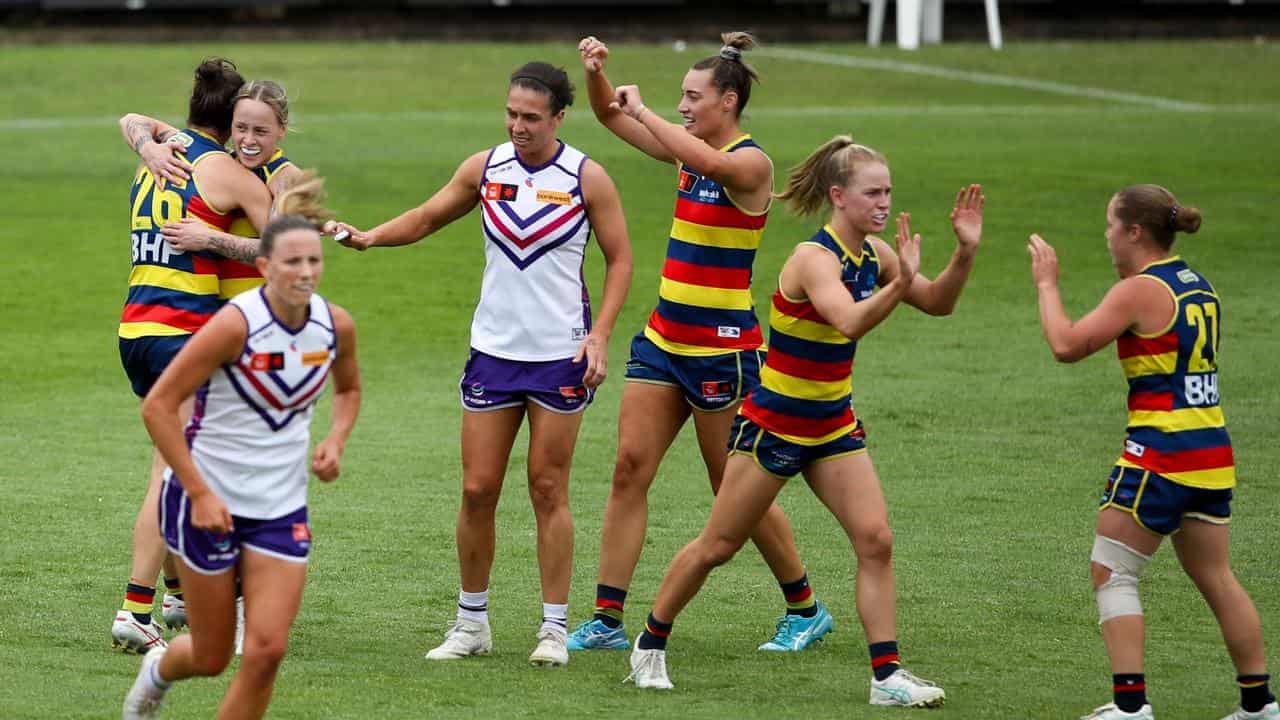 Crows trounce Dockers, storm into AFLW prelim