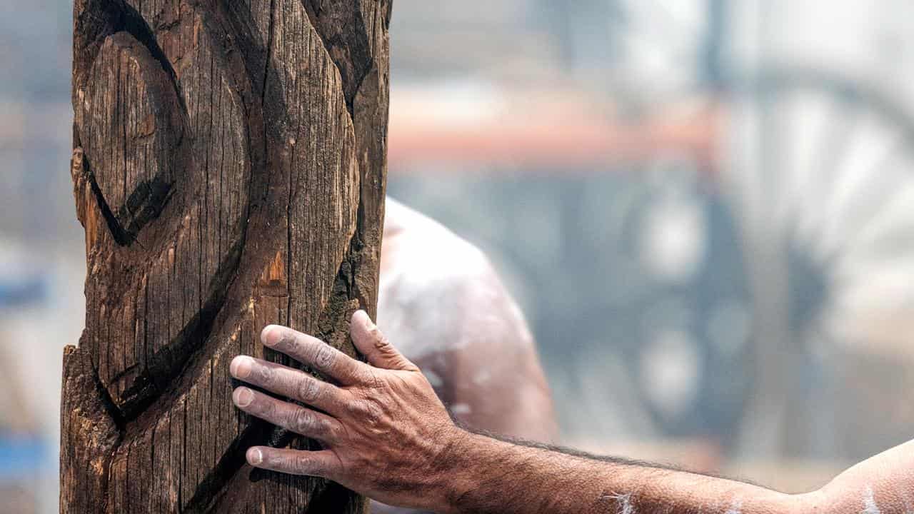 'Incredible' return of carved tree inspires community