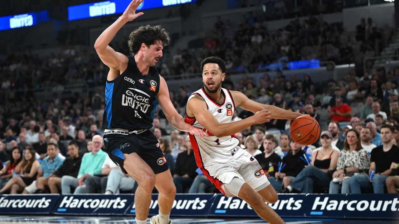 Hawks thump United in top-of-the-table NBL blockbuster