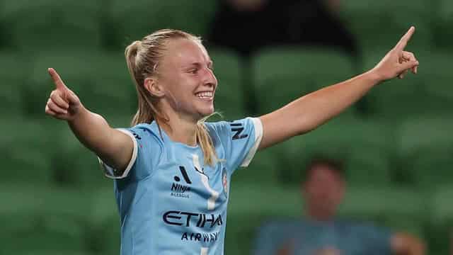 Holly McNamara scores as City overcome keeper howler