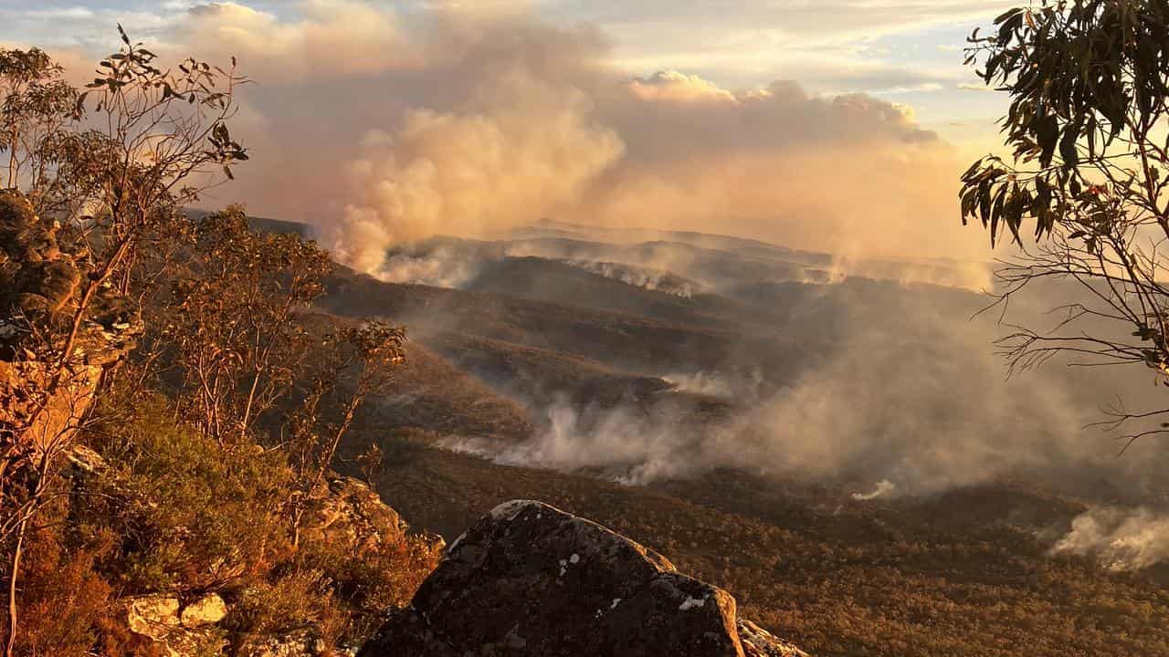 Bushfire destroys homes as calmer conditions on horizon