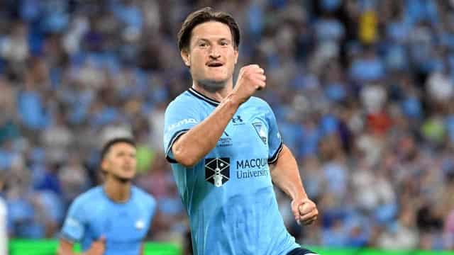 Joe Lolley, Sydney FC see off 10-man Victory in ALM