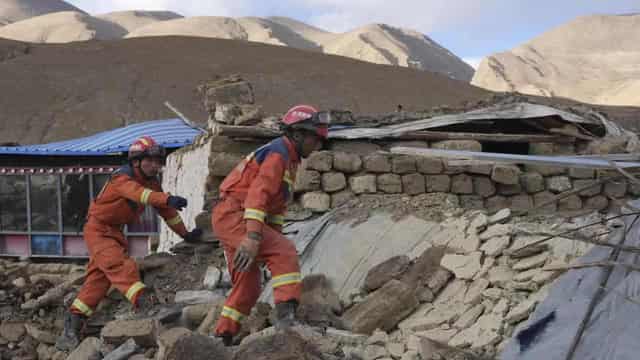 Urgency mounts in search for survivors of Tibet quake