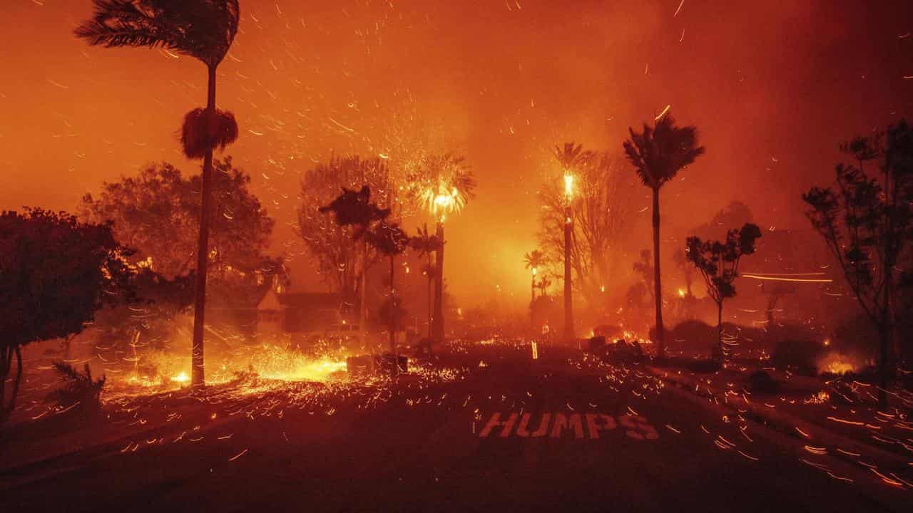 Hollywood stars hail LA firefighters as 'true heroes'