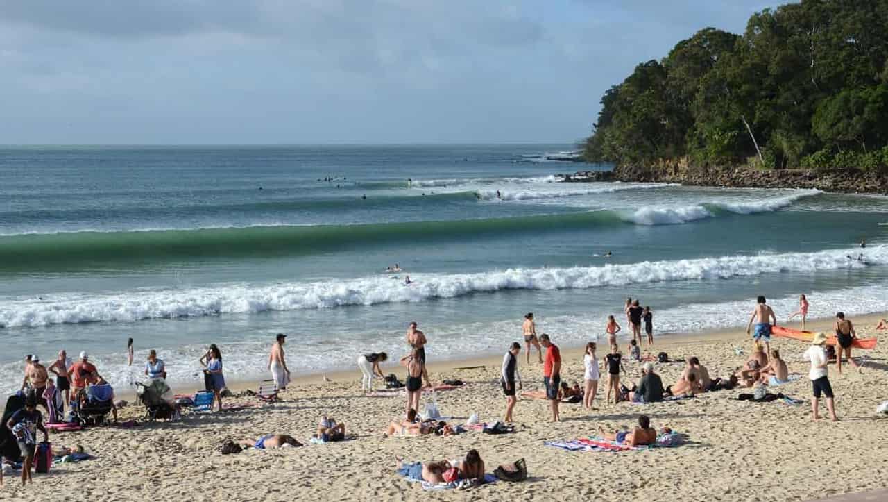 Tourists splash cash in Australia's holiday hotspots