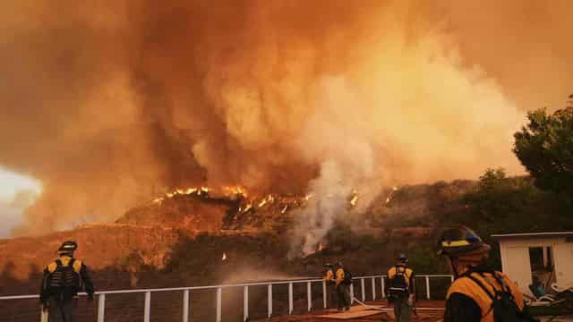 Aerial fight to stop LA wildfires as death toll rises