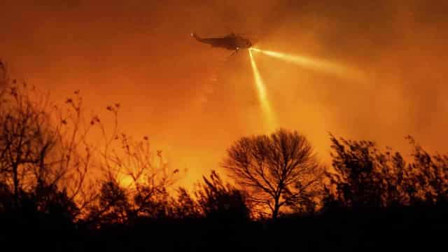 Winds pick up, threatening to stoke new fires in LA