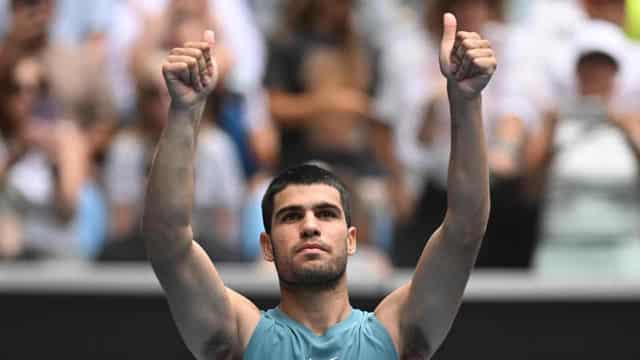 Big guns Alcaraz, Djokovic through to Open third round