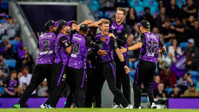 Hurricanes hold out Sixers for Big Bash final spot