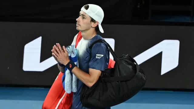 De Minaur hurting after 'slap across face' from Sinner