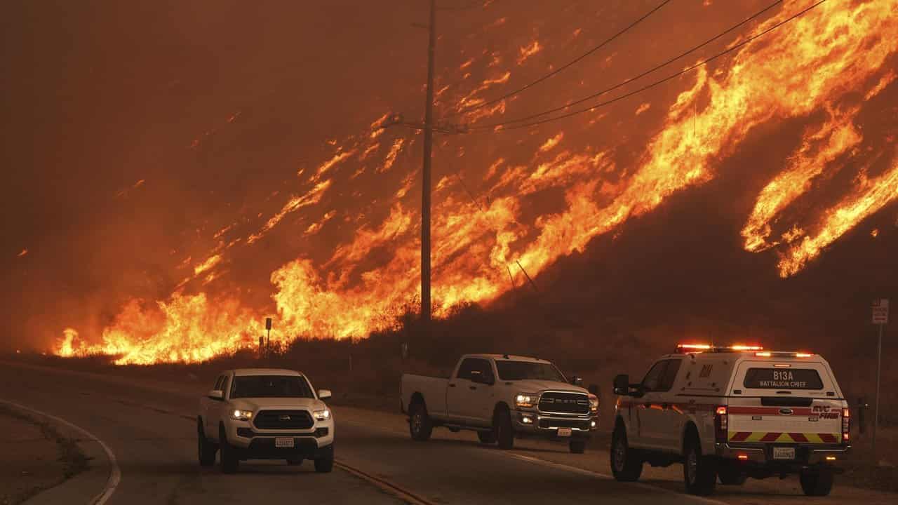 New wildfire near LA sees more than 31,000 evacuated