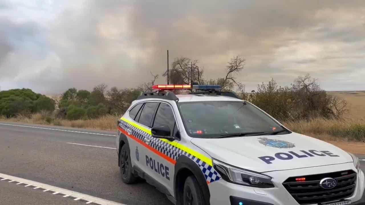 Homes lost as bushfires spread in west