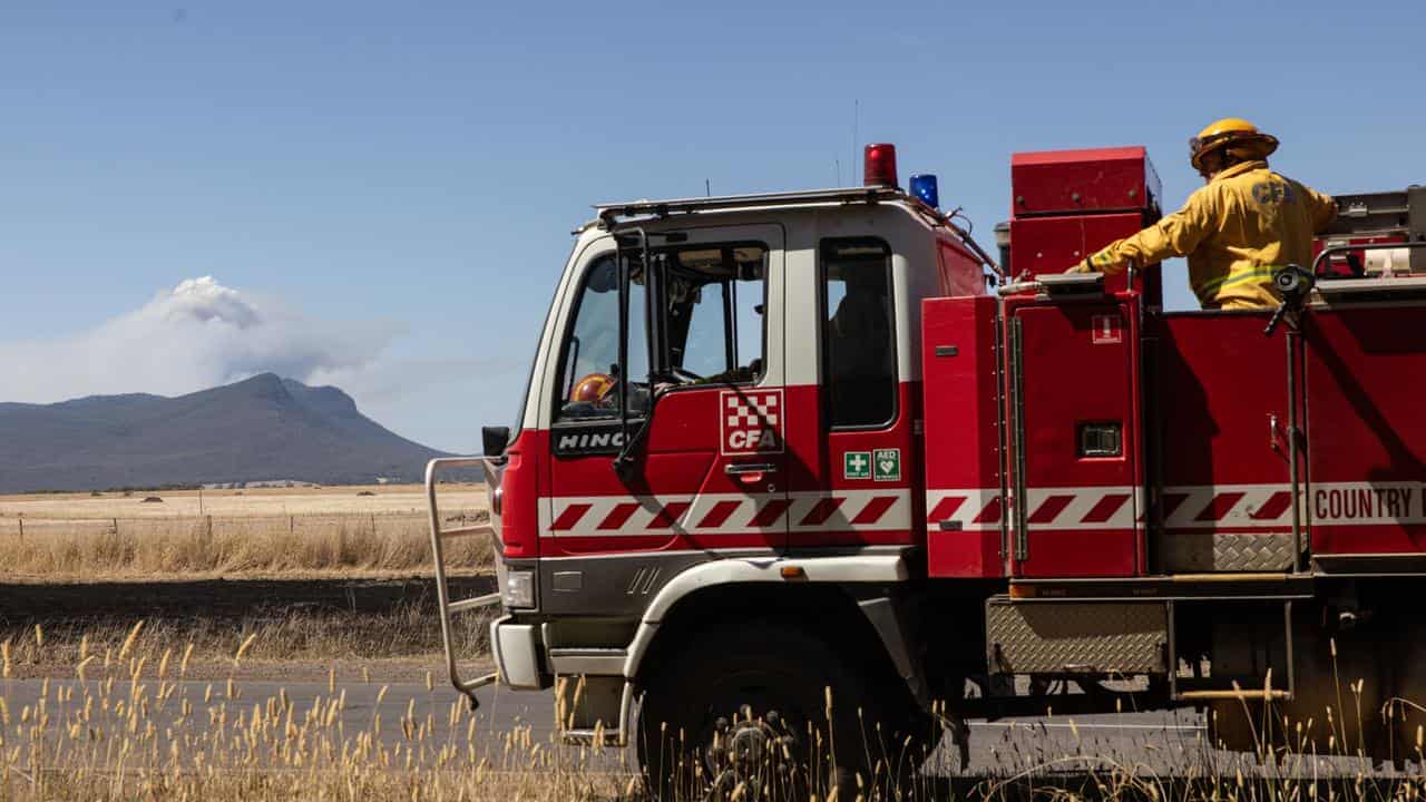 Crews capitalise on benign conditions to manage blazes