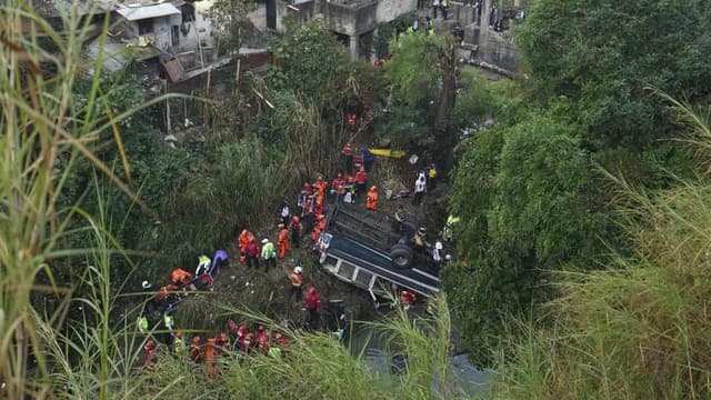 At least 55 killed as bus plunges off Guatemala bridge