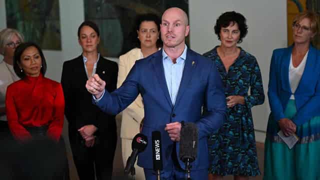 Independents seize on 'unfair' deal to boost campaign