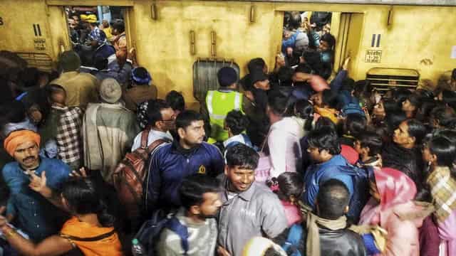 Death toll rises after stampede at New Delhi station