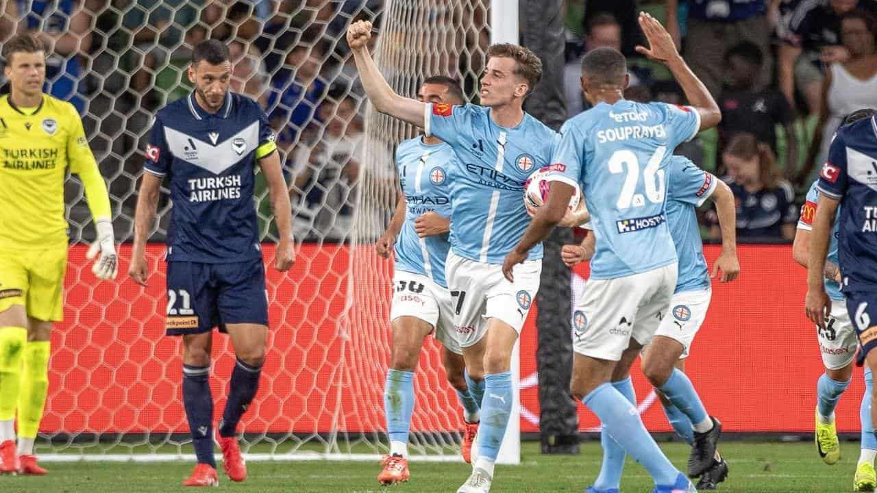 Refereeing under fire in dramatic Melbourne derby draw